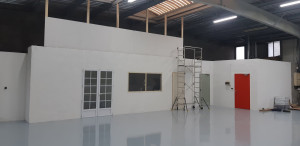Photo de galerie - Mise en peinture et création d'un brise vue sur la mezzanine d'un entrepôt
