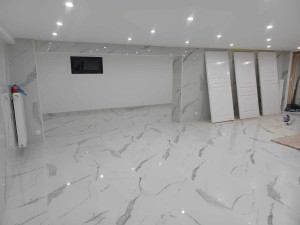 Photo de galerie - La maison a été installée au rez-de-chaussée avec des carreaux de 120x60.