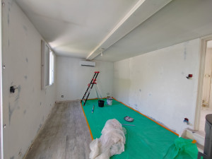 Photo de galerie - Début de chantier, début d'enduisage au fond à droite. Pièce brute avant chantier.