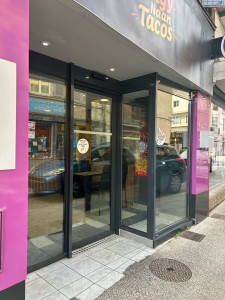 Photo de galerie - Nettoyage d’une vitrine d’un tacos à Beaurepaire 