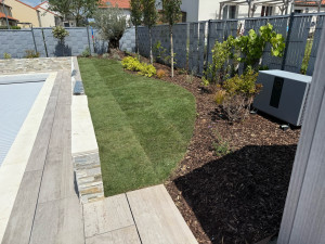 Photo de galerie - Plantation de plusieurs sorte de plante pour aménager le jardin , pose de bordure en aluminium et pose de gazon en rouleau ?