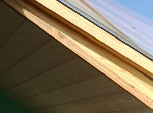 Photo de galerie - Zoom : la lame de lambris vient contre le petit habillage bois autour du Velux, pour une finition propre.
