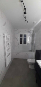 Photo de galerie - Carellage salle de bain plus installation meuble 