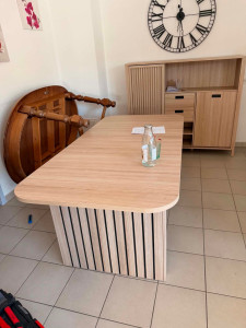 Photo de galerie - Table + bibliothèque