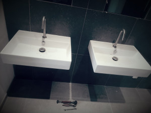 Photo de galerie - L'installation des lavabo et raccordement