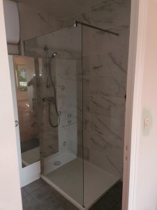 Photo de galerie - Reprise d'une salle de bain avec douche Pose des enduits, peinture, plomberie, liminaire, carrelage sol, faïence complète des murs, douche à l'italienne. 
