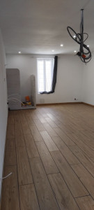 Photo de galerie - Pose de carrelage, salle de bain, fenêtre, spot.