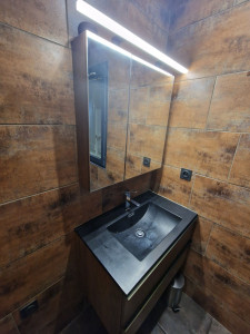 Photo de galerie - Meuble vasque suspendue avec miroir de rangement et éclairage led 