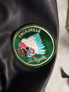 Photo de galerie - Couture d'un écusson sur blouson cuir d'agneau 