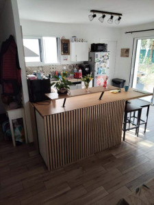 Photo de galerie - Habillage meuble de cuisine et tablette bar. 