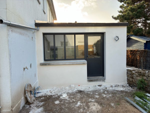 Photo de galerie - Création d’une extension - maçonnerie / charpente /!couverture / pose menuiseries extérieures / enduit  