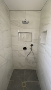 Photo de galerie - Création d'une douche a l'italienne avec incorporation de 2 niches et pose d'un système de douche thermostatique encastrée 