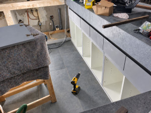 Photo de galerie - Pose de cuisine dans villa de luxe.