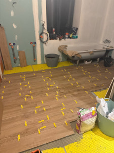 Photo de galerie - Pose de carrelage 120x20 sur natte de désolidarisation après ragréage