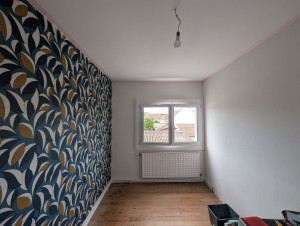 Photo de galerie - Pose tapisserie intissé couleur beige et pose d'une tapisserie a motif avec raccord 