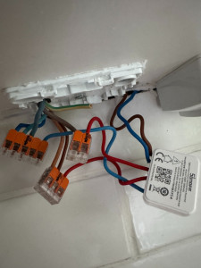 Photo de galerie - Installation d'un module d'interrupteur connecté sur une installation existante.