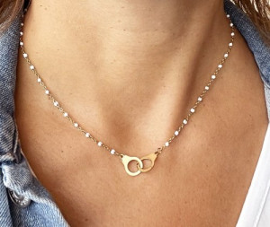 Photo de galerie - Réalisation d'un collier chaîne pendentif menottes en acier inoxydable