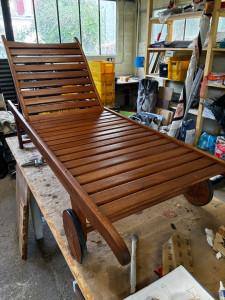 Photo de galerie - Réparation et restauration d'un bain de soleil en bois exotique avec traitement de protection