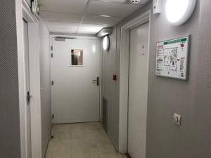 Photo de galerie - Travail réalisé selon la demande du client : pose de papier sur les murs avant application de peinture, finitions soignées.