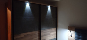 Photo de galerie - Grande armoire porte coulissante avec éclairage