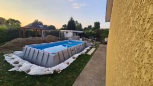 Photo de galerie - Installation semi-enterrée d'une piscine hors-sol. 
