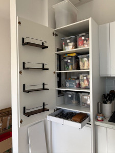 Photo de galerie - Montage et pose d'étagères sur une porte de cuisine + Installation de plusieurs tiroirs.
