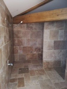 Photo de galerie - Pose de travertin sol et mur en double encollage d'une salle de bain plus joint ton pierre 