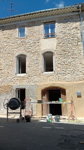 Photo de galerie - Continuation des joints de pierre plus pose d'enduit.