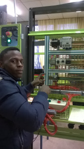 Photo de galerie - Installation d'un circuit électrique pour un moteur portail roulant