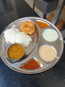 Photo de galerie - Plats traditionnels végétariens du sud de l'Inde- Idli Vada sambar 