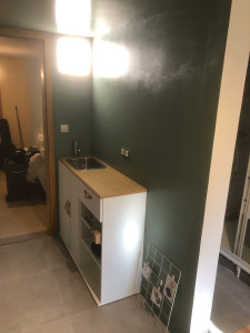 Photo de galerie - Creation d’une salle d’eau et d’un espace cuisine(carrelage,placo, électricité, sanitaire) dans une chambre existante 