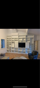 Photo de galerie - Bibliothèque + télévision + portes coulissantes