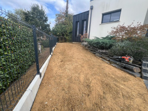Photo de galerie - Création de gazon, enrochement, clôture, taille de végétaux