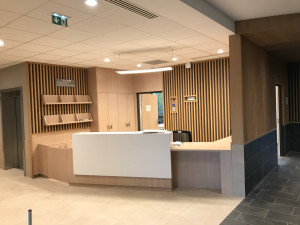 Photo de galerie - Fabrication et pose d’une banque d’accueil 