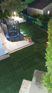 Photo de galerie - Création d une terrasse avec une dalle béton et aménagement du jardin avec pelouse et éclairage 