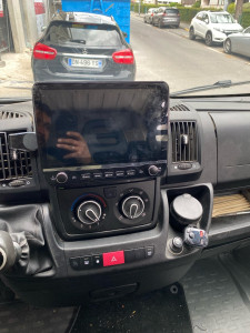 Photo de galerie - Pose auto-radio 