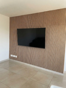 Photo de galerie - Pose de tasseaux en bois + tv accroche mural 