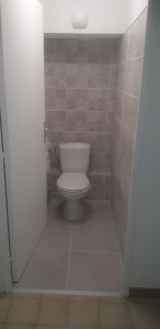 Photo de galerie - Changement WC, ponçage mur, carrelage mur et sol 