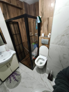 Photo de galerie - Travaux d’installation d’un WC encastré, de pose de carrelage et d’une douche à l’italienne.