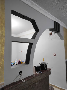 Photo de galerie - Une arcade sur mesure en plaques de plâtre.
finition enduit et peinture.