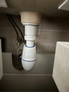 Photo de galerie - Une évacuation de lavabo et un siphon de lavabo diamètre 32