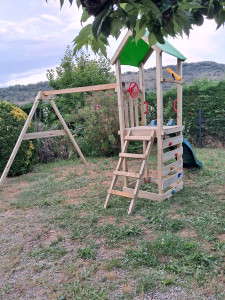 Photo de galerie - Montage d'un petit parc enfant balançoire toboggan escalade