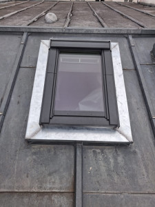 Photo de galerie - Creation et pose Velux sur toiture Zinc à Paris 2 