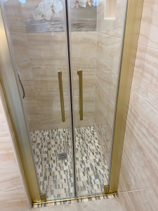 Photo de galerie - Pose de portes battantes d’une douche 