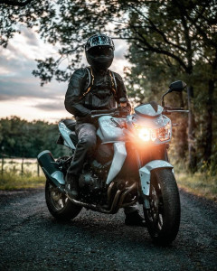 Photo de galerie - Shooting photo de modèle motard