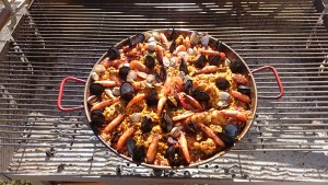Photo de galerie - Paella cuit au feu de bois pour 10-12 personnes