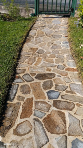 Photo de galerie - Nettoyage de terrasses et allées 
avec traite
ment professionnel curatif et nettoyant avant nettoyage haute tension 