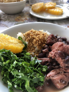 Photo de galerie - Feijoada: haricots, riz, farofa, chou, orange et porc