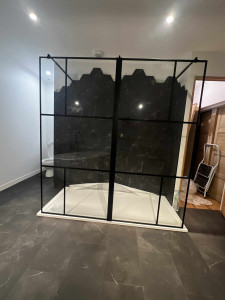Photo de galerie - Réalisation d'une salle de bain en rénovation du sol au plafond carrelage ect 