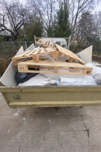 Photo de galerie - Chargement et évacuation d’encombrants suite à un débarras.  Bois, palettes et déchets triés puis transportés en décharge.  Intervention rapide avec matériel adapté.